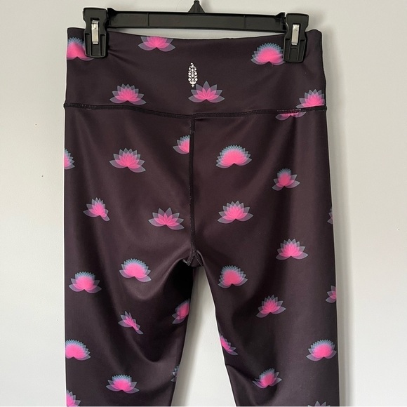 FP Movement By Free People Pink Lotus Flower Cropped Yoga Leggings Size Small - Picture 16 of 16